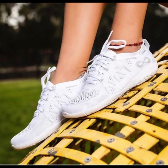 nfinity flyte cheer shoes white